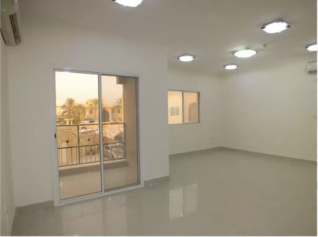 Жилой Готовая недвижимость 4 спальни С/Ж Вилла в комплексе  в аренду в Доха #8258 - 1  image 
